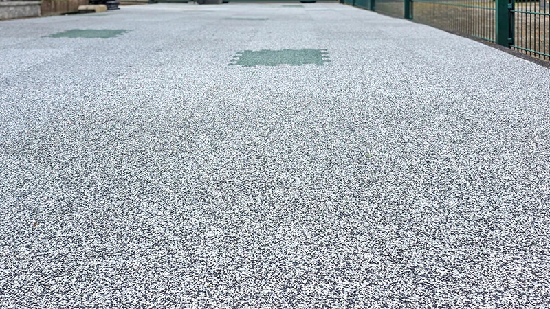WARCO XT Bodenbelag mit kalibrierten Platten und
optimierter Verzahnung. Die haarfeinen Fugen treten optisch in den Hintergrund, sodass eine nahezu fugenlose Fläche mit besonders ruhigem Flächenbild entsteht.
