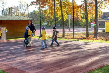 WARCO fertigt ein umfangreiches Sortiment an Bodenbelägen aus Gummigranulat für professionelle Kunden für die Bereiche Spielplatz Sportplatz Fitnesstudio.