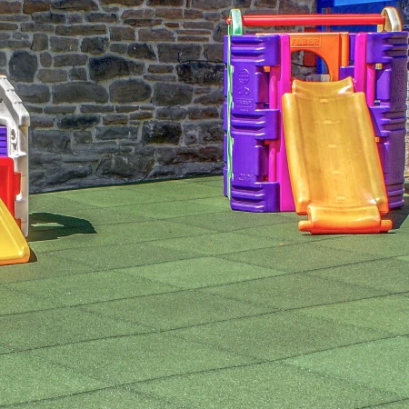 Les dalles antichoc WARCO dans l'aire de jeux pour jeunes enfants offrent une protection contre les chutes et les chocs pendant le jeu.