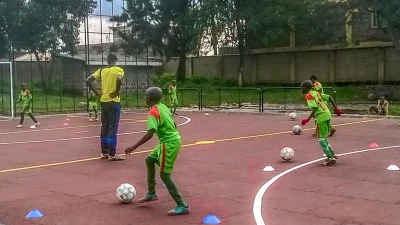 Un terrain de foot pour la formation professionnelle de jeunes talents au Kenya a été créé avec des dalles de jeu de ballon WARCO. Les adolescents jouent au foot avec beaucoup d’enthousiasme.