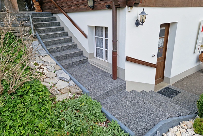 L’escalier de la maison dans les Alpes, est recouvert avec le revêtement d'escalier antidérapant WARCO en couleur Granit clair.