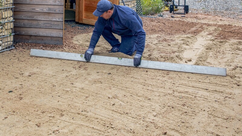 Bevor die WARCO-Platten oder Rasengitter auf eine ungebundene Tagschicht gelegt werden können, muss diese mit Splitt oder einem Gemisch aus Splitt und Sand glatt abgezogen werden.