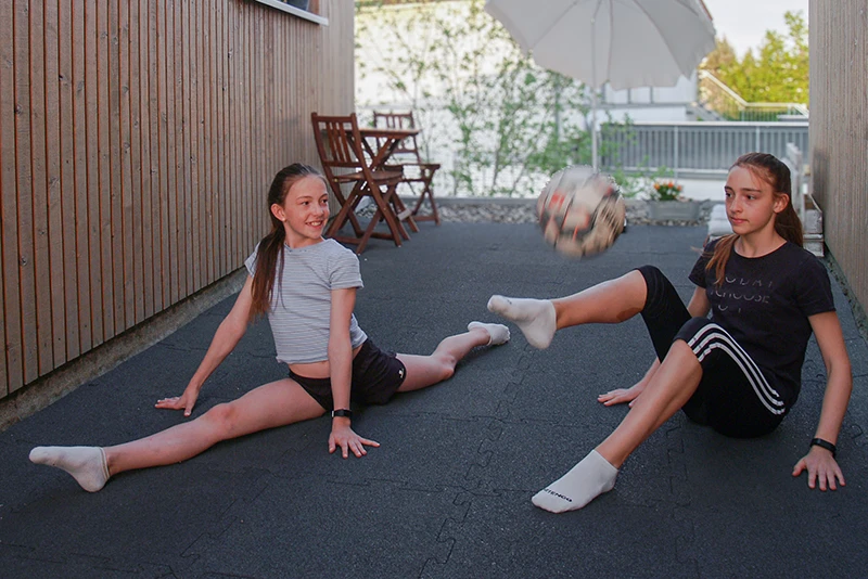 Enfants sur un revêtement WARCO en caoutchouc pour jeux, loisirs et activités sportives