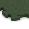 La vue détaillée sur les bords du produit WARCO 4181, Revêtement sportif en caoutchouc, au format 500 x 500 x 30 mm, en couleur Vert gazon.