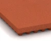 La vue détaillée sur les bords du produit WARCO 3644, Tapis d’écurie de luxe, au format 100 × 50 × 5,5 cm, en couleur Rouge brique.