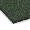 La vue détaillée sur les bords du produit WARCO 5493, Dalle amortissante 3 cm - EN 1177 ≤ 100 cm, au format 500 x 500 x 30 mm, en couleur Pelouse anglaise.