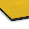 Detailaufnahme der Randausprägung von WARCO-Produkt 0546, Fallschutzplatte, Format 500 x 500 x 30 mm, Farbe Zitronengelb.