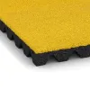 La vue détaillée sur les bords du produit WARCO 5537, Dalle amortissante 4,5 cm - EN 1177 ≤ 135 cm, au format 500 x 500 x 45 mm, en couleur Jaune Citron.