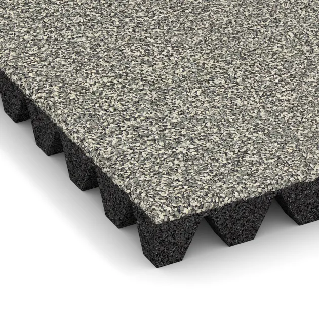 Detailaufnahme der Randausprägung von WARCO-Produkt 5350, Fallschutzplatte, Format 500 x 500 x 50 mm, Farbe Heller Granit.