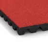 La vue détaillée sur les bords du produit WARCO 5572, Dalle amortissante 5 cm - EN 1177 ≤ 145 cm, au format 500 x 500 x 50 mm, en couleur Rouge corail.