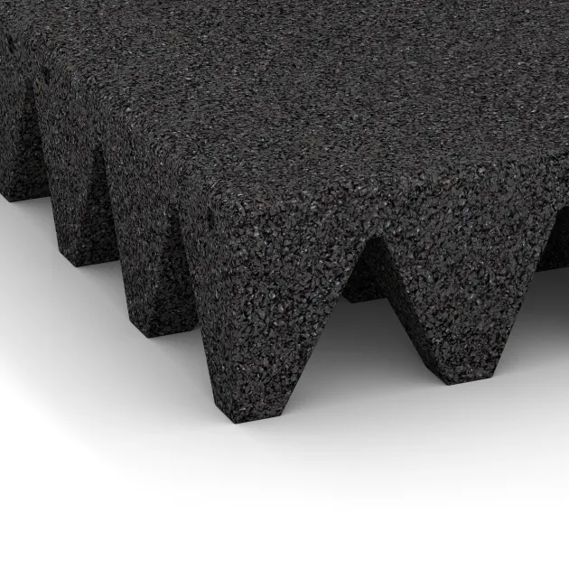 Detailaufnahme der Randausprägung von WARCO-Produkt 3836, Fallschutzplatte, Format 500 x 500 x 100 mm, Farbe Schwarz.