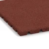 Detailaufnahme der Randausprägung von WARCO-Produkt 0533, Balkon-Fliese, Format 50 × 50 × 2,5 cm, Farbe Ziegelrot.