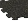 Detailaufnahme der Randausprägung von WARCO-Produkt 0910, Treppenfliese, Format 485 x 485 x 8 mm | 0,235 m², Farbe Leicht Gelb Gesprenkelt.