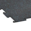 Detailaufnahme der Randausprägung von WARCO-Produkt 6457, Fitnessboden Kompakt, Format 50 × 50 × 0,8 cm, Farbe Leicht Blau Gesprenkelt.