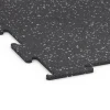 La vue détaillée sur les bords du produit WARCO 6458, Sol de Fitness Compact, au format 50 × 50 × 0,8 cm, en couleur Gris doux moucheté.