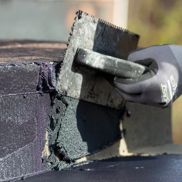 Detailaufnahme der Randausprägung von WARCO-Produkt 0035, ALLESDICHT – Flüssigabdichtung, Format 3 kg | 0,9 m², Farbe Schwarz.