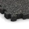 La vue détaillée sur les bords du produit WARCO 6104, Dalle plage de piscine sans joints, au format 306 x 306 x 30 mm, en couleur Granit foncé.