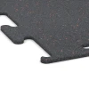 Detailaufnahme der Randausprägung von WARCO-Produkt 3765, Fitness Performance Elite Trainingsboden, Format 50 x 50 x 1 cm | 0,25 m², Farbe Leicht Rot Gesprenkelt.
