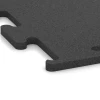 Detailaufnahme der Randausprägung von WARCO-Produkt 3751, Fitness Performance Elite Trainingsboden, Format 50 x 50 x 2 cm | 0,25 m², Farbe Anthrazit.
