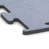 Detailaufnahme der Randausprägung von WARCO-Produkt 6156, Fitness Performance Elite Trainingsboden, Format 50 x 50 x 2 cm | 0,25 m², Farbe Nebelgrau.
