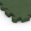 Detailaufnahme der Randausprägung von WARCO-Produkt 6304, Fallschutz-Puzzlematte, Format 50 x 50 x 4 cm | 0,25 m², Farbe Grasgrün.