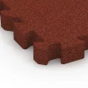 La vue détaillée sur les bords du produit WARCO 6406, Dalle amortissante – 220 cm, au format 50 x 50 x 6 cm | 0,25 m², en couleur Rouge brique.