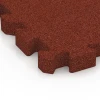 Detailaufnahme der Randausprägung von WARCO-Produkt 6306, Fallschutz-Puzzlematte, Format 50 x 50 x 5 cm | 0,25 m², Farbe Ziegelrot.