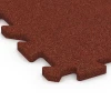 La vue détaillée sur les bords du produit WARCO 6984, Dalle de sol fitness, au format 50 x 50 x 2 cm | 0,25 m², en couleur Rouge brique.