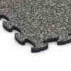 Detailaufnahme der Randausprägung von WARCO-Produkt 6760, Poolumrandung, Format 44,6 x 44,6 x 1,8 cm, Farbe Dunkelgrauer Granit.