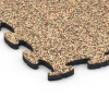 La vue détaillée sur les bords du produit WARCO 6754, Dalle aire de jeux, au format 44,6 x 44,6 x 1,8 cm, en couleur Terracotta.