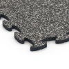 La vue détaillée sur les bords du produit WARCO 6787, Dalle balcon caoutchouc, au format 44,6 x 44,6 x 1,8 cm, en couleur Granit gris foncé.
