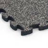 La vue détaillée sur les bords du produit WARCO 6841, Fitness Active dalle, au format 44,6 x 44,6 × 2,8 cm, en couleur Granit gris foncé.