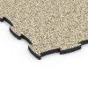 La vue détaillée sur les bords du produit WARCO 6856, Fitness Active dalle, au format 97,1 x 97,1 x 2,8 cm, en couleur Travertin.
