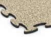 La vue détaillée sur les bords du produit WARCO 6892, Dalle Fitness Max, au format 98 x 98 x 2,8 cm, en couleur Travertin.
