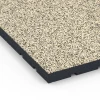 Detailaufnahme der Randausprägung von WARCO-Produkt 7147, Outdoor-Fitnessboden, Format 60 x 60 x 4 cm | 0,36 m², Farbe Travertin.