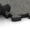 Le gros plan sur le système de connexion des revêtements de sol WARCO 5900 - Dalle événementielle pour extérieur en couleur Granit classique. Les dimensions 500 x 500 x 40 mm.