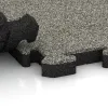 Le gros plan sur le système de connexion des revêtements de sol WARCO 5901 - Dalle événementielle pour extérieur en couleur Granit clair. Les dimensions 500 x 500 x 40 mm.