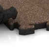Le gros plan sur le système de connexion des revêtements de sol WARCO 5904 - Dalle événementielle pour extérieur en couleur Café au lait. Les dimensions 500 x 500 x 40 mm.