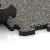 Le gros plan sur le système de connexion des revêtements de sol WARCO 2670 - Dalle polyvalente pour chiens en couleur Granit classique. Les dimensions 500 x 500 x 30 mm.