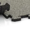 Großaufnahme vom Verbindungssystem von WARCO-Boden 5863 - Indoor-Klickfliese im Farbdesign Heller Granit. Abmessungen 500 x 500 x 30 mm.
