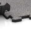 Großaufnahme vom Verbindungssystem von WARCO-Boden 4533 - Poolfliese im Farbdesign Grau Melange. Abmessungen 500 x 500 x 30 mm.