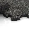 Le gros plan sur le système de connexion des revêtements de sol WARCO 3282 - Revêtement sportif pour chiens HD en couleur Granit foncé. Les dimensions 1000 x 1000 x 30 mm.