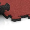 Le gros plan sur le système de connexion des revêtements de sol WARCO 6025 - Carreau d’escalier en couleur Rouge corail. Les dimensions 1000 x 1000 x 30 mm.
