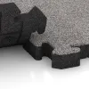 Le gros plan sur le système de connexion des revêtements de sol WARCO 4563 - Revêtement sportif en caoutchouc HD en couleur Gris mélange. Les dimensions 500 x 500 x 50 mm.