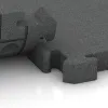 Großaufnahme vom Verbindungssystem von WARCO-Boden 4206 - Ballspielplatte HD im Farbdesign Schiefergrau. Abmessungen 500 x 500 x 50 mm.