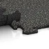 Großaufnahme vom Verbindungssystem von WARCO-Boden 0124 - Poolumrandung im Farbdesign Dunkelgrauer Granit. Abmessungen 500 x 500 x 18 mm.