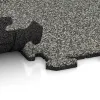 Großaufnahme vom Verbindungssystem von WARCO-Boden 0055 - Spielmatte im Farbdesign Grauer Granit. Abmessungen 500 x 500 x 18 mm.