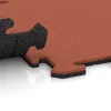 Le gros plan sur le système de connexion des revêtements de sol WARCO 6218 - Dalle sportive 1,8 cm en couleur Rouge-Orange Clair. Les dimensions 500 x 500 x 18 mm.