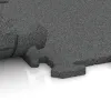 Großaufnahme vom Verbindungssystem von WARCO-Boden 3917 - Spielmatte im Farbdesign Schiefergrau. Abmessungen 500 x 500 x 18 mm.