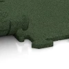 Großaufnahme vom Verbindungssystem von WARCO-Boden 5687 - Indoor-Klickfliese im Farbdesign Grasgrün. Abmessungen 50 x 50 x 1,8 cm | 0,25 m².